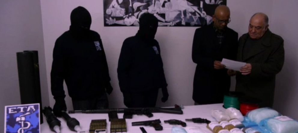 Foto: ETA entrega una muestra simbólica de sus armas y condiciona el resto a cesiones