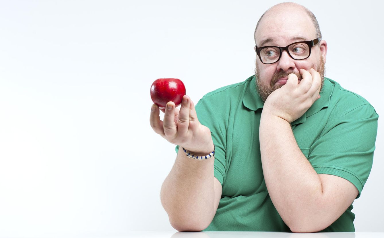 Foto: No te pongas triste que la solución no es comer solo manzanas, simplemente modificar algunas costumbres que ya no son para tu edad. (iStock)